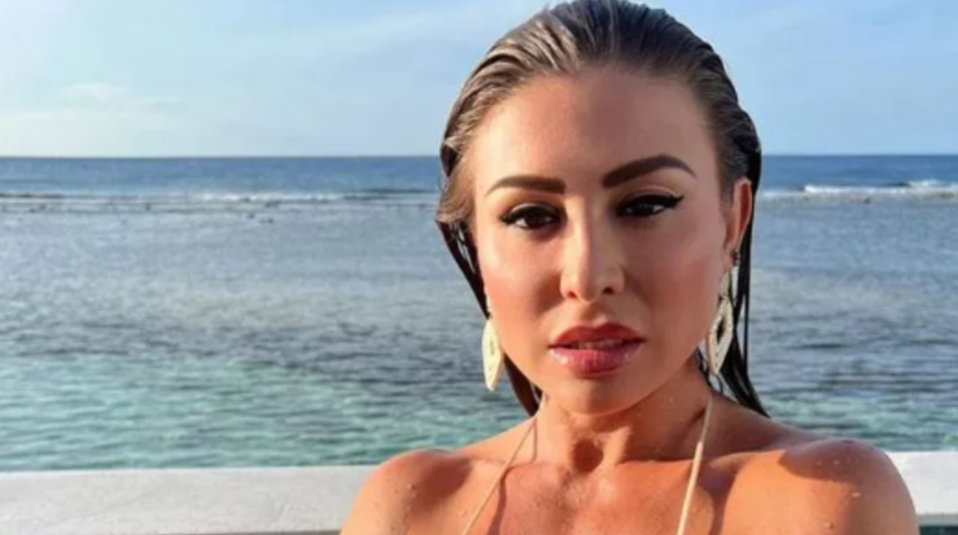 Sosyal medya fenomeni Francia James’i kimse durduramıyor! Ona bir türlü kış gelmedi... Tanga mayosuyla sörf yaptı