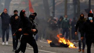 Terör örgütü PKK yanlıları Paris sokaklarını savaş alanına çevirdi