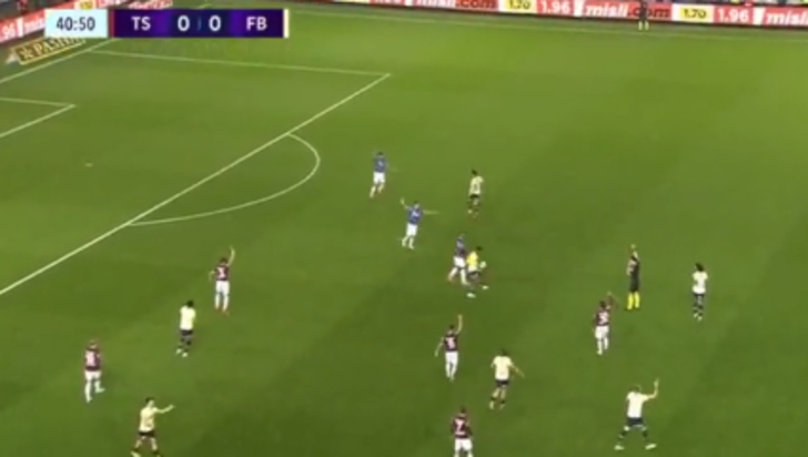 Trabzonspor Fenerbahçe derbisinde saha karıştı! Oyuncuları sakinleştiremeyen hakem çareyi bakın nasıl buldu... G2