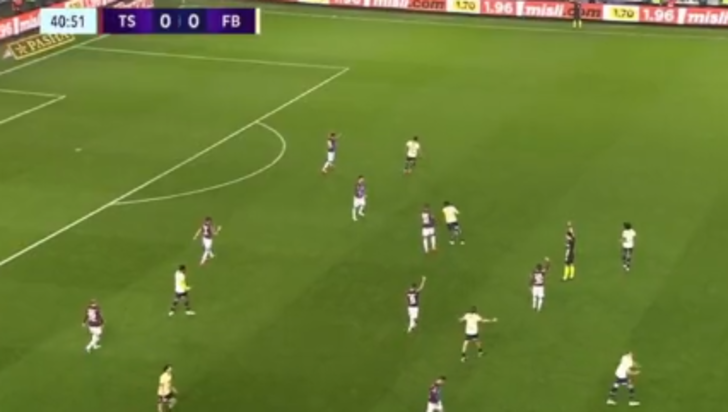 Trabzonspor Fenerbahçe derbisinde saha karıştı! Oyuncuları sakinleştiremeyen hakem çareyi bakın nasıl buldu... G3