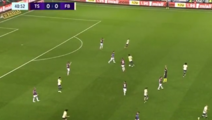 Trabzonspor Fenerbahçe derbisinde saha karıştı! Oyuncuları sakinleştiremeyen hakem çareyi bakın nasıl buldu... G4