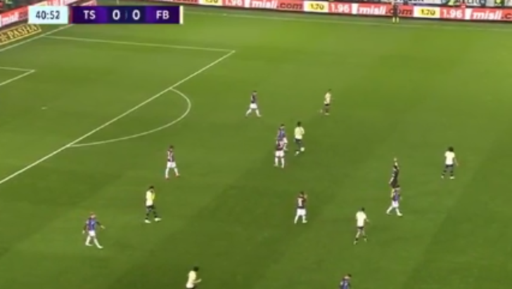 Trabzonspor Fenerbahçe derbisinde saha karıştı! Oyuncuları sakinleştiremeyen hakem çareyi bakın nasıl buldu... G5