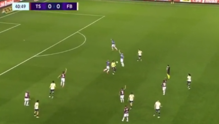 Trabzonspor Fenerbahçe derbisinde saha karıştı! Oyuncuları sakinleştiremeyen hakem çareyi bakın nasıl buldu... G1
