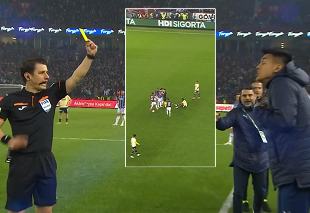 Trabzonspor Fenerbah&ccedil;e derbisinde saha karıştı! Oyuncuları sakinleştiremeyen hakem &ccedil;areyi bakın nasıl buldu...