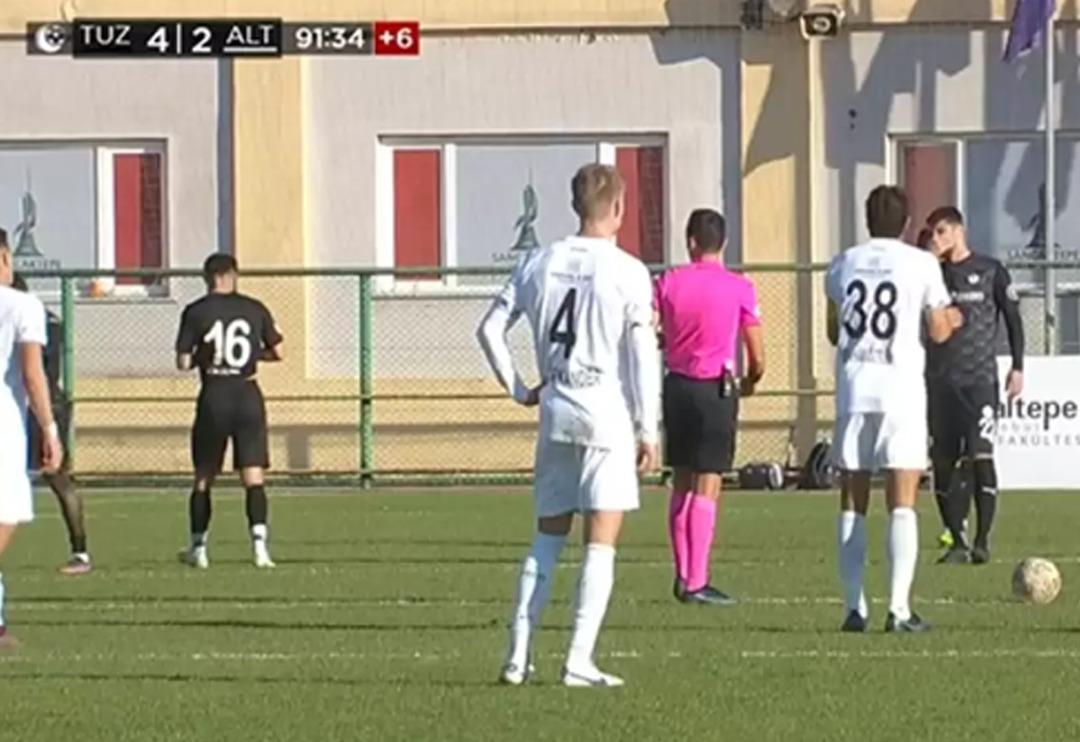 Tuzlaspor Altay ma&ccedil;ında g&ouml;r&uuml;lmemiş protesto! Ma&ccedil;ı bıraktılar, hakem bile ne olduğunu anlamadı...