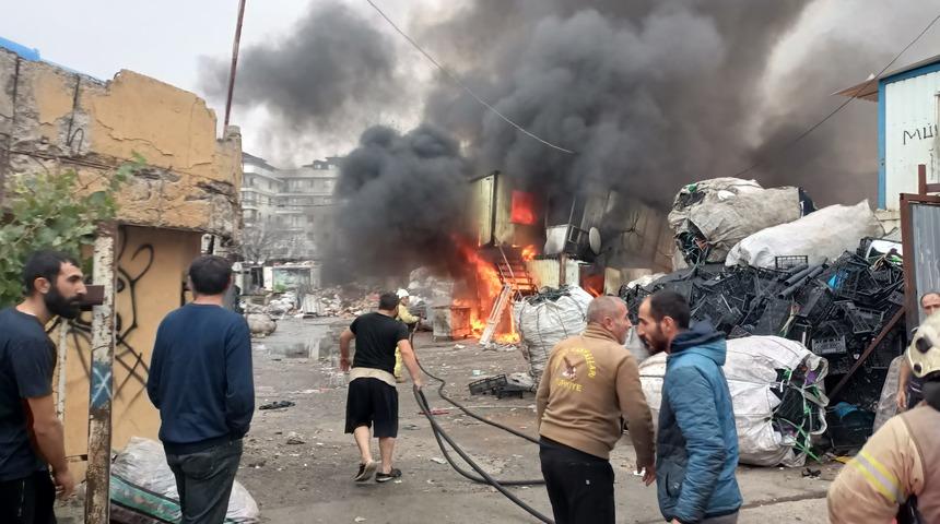 Son dakika: İş&ccedil;ilerin kaldığı konteynerde korkun&ccedil; yangın! &Ccedil;ok sayıda ekip sevk edildi