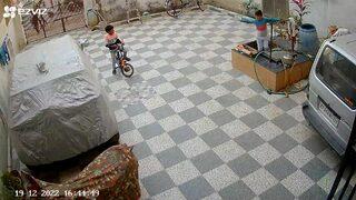 15 metrelik kuyuya düşüp gözden kayboldu! Görüntüler resmen kan dondurdu