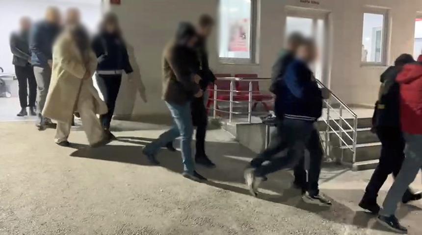 'Alo randevu' &ccedil;etesine 'Saklamba&ccedil;' operasyonu! Akıllara durgunluk verdi: 'Kadın arkadaş' ve 'akşam yemeği paketi' gibi vaatlerde bulunup dolandırmışlar