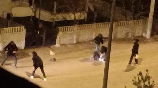 Sokak ortasında yumruk yumruğa kavga ettiler! Şoke eden o anlar kamerada