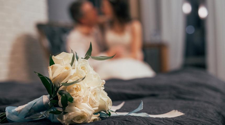 Bu nasıl gelenek? Gerdek gecesinde odaya gelinin annesi de giriyor!