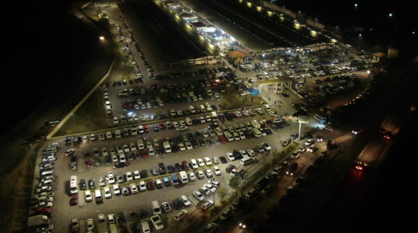 Fiyatları duyunca soluğu akşam pazarında aldılar! Araç park edecek yer yok... Her şey kapış kapış