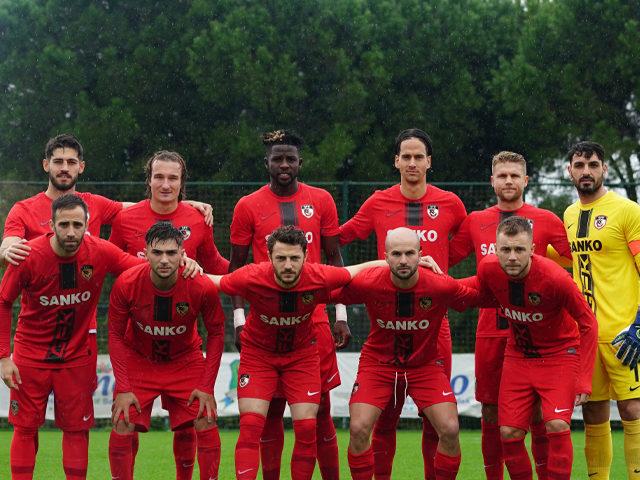 Son dakika: 'Şortunun altına farklı tayt giydiği için...' Günay Güvenç, Gaziantep FK - Beşiktaş maçına kartla başladı! Kritik karşılaşma öncesinde soyunma odası koridorlarında olay...