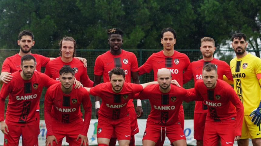 Son dakika: 'Şortunun altına farklı tayt giydiği için...' Günay Güvenç, Gaziantep FK - Beşiktaş maçına kartla başladı! Kritik karşılaşma öncesinde soyunma odası koridorlarında olay...