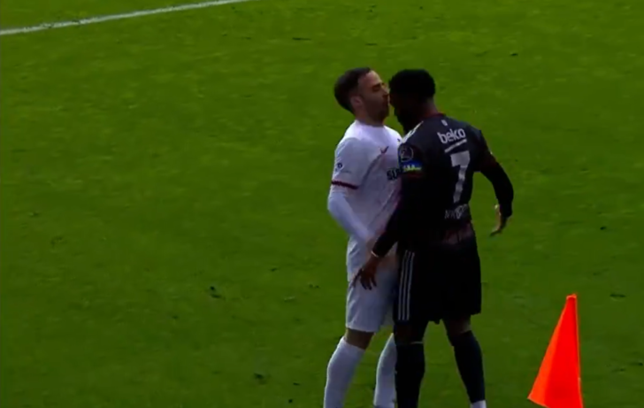 Son dakika: Gaziantep FK - Beşiktaş maçında olay! N'Koudou, Kitsiou'ya kafa attı ve saha karıştı! VAR devreye girdi ama... G5