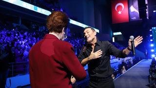 Mustafa Sandal'ın isteğini geri çevirmedi... Meral Akşener'den 'Aya benzer' dansı