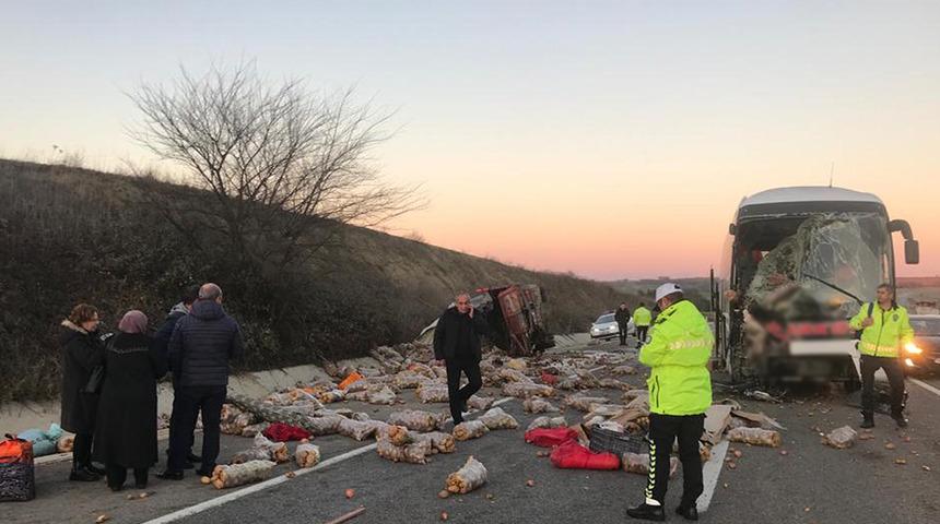 Yolcu otobüsü ile kamyon çarpıştı! Ölü ve yaralılar var...