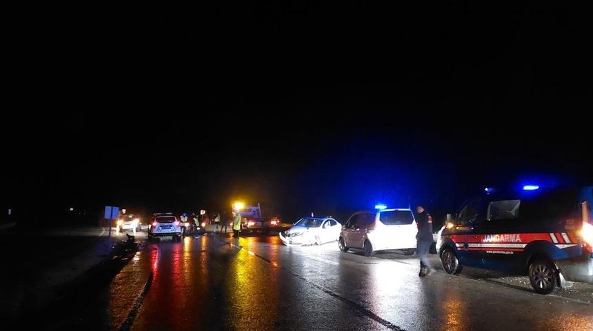 Çorum'da iki otomobilin çarpışması sonucu 6 kişi yaralandı