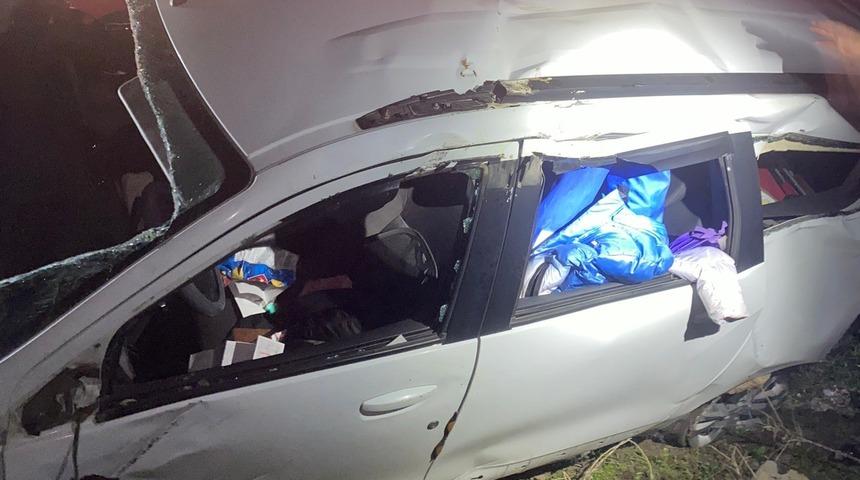 Kontrolden &ccedil;ıkan ara&ccedil; 15 metrelik şarampole yuvarlandı: 2 yaralı