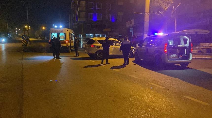 Yarış yapan motosikletlere çarpmamak için beton elektrik direğine çarptı: 1 yaralı