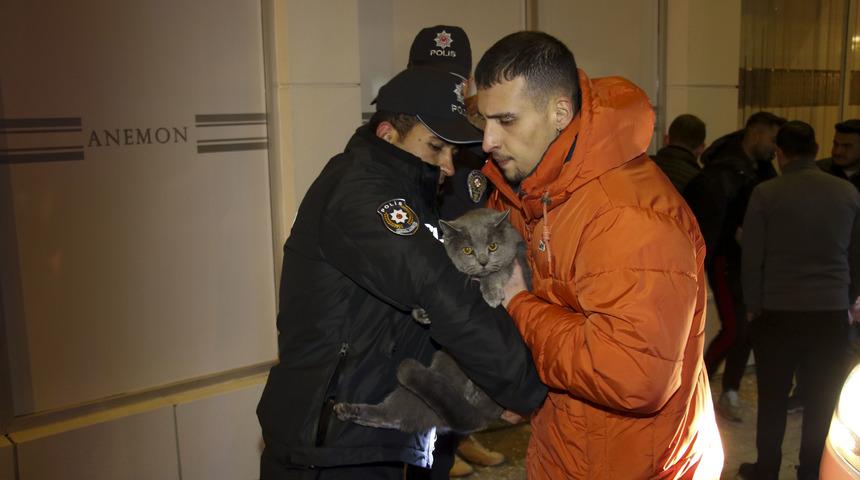 Uşak'ta 4 katlı binada çıkan yangında 7 kişi dumandan etkilendi