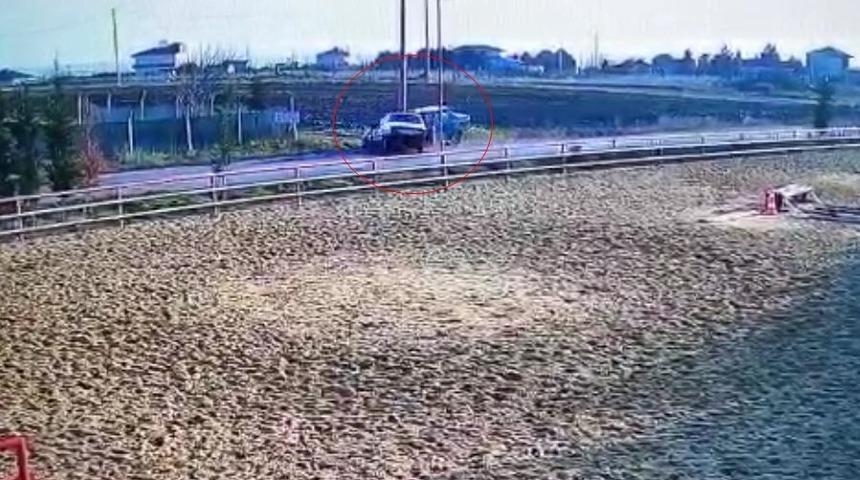 Tekirdağ’da 2 otomobilin çarpışması sonucu 3 kişinin yaralandığı feci kaza kamerada