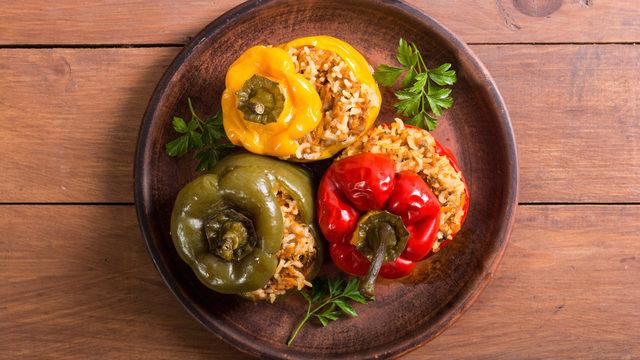 Airfryer renkli biber dolması tarifi ve malzemeleri nedir? Airfryer'da renkli biber dolması nasıl yapılır? 