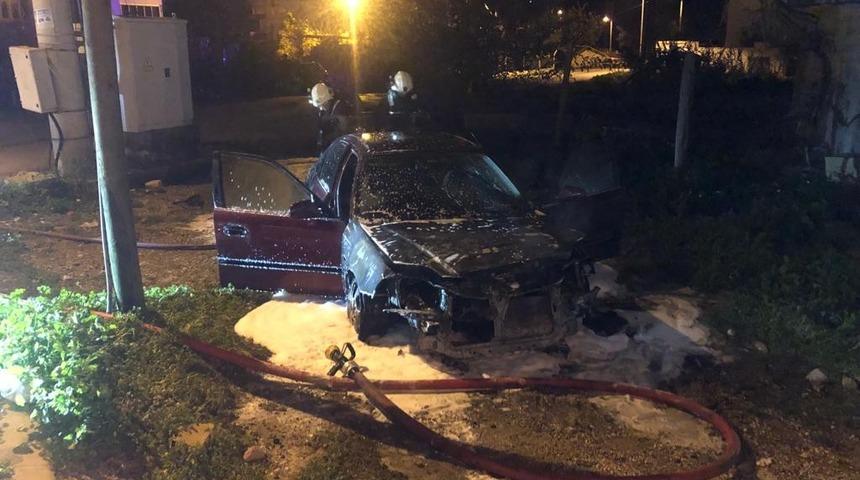 Park halindeki otomobil, ön ve arka kısımlarından aynı anda alev aldı