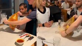 Sosyal medya bu sunumu konuşuyor! Garson poşetle getirdiği yemeği masanın ortasına döktü