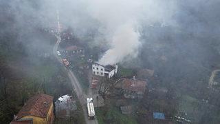 Kastamonu'da çıkan yangında 2 ev kullanılamaz hale geldi