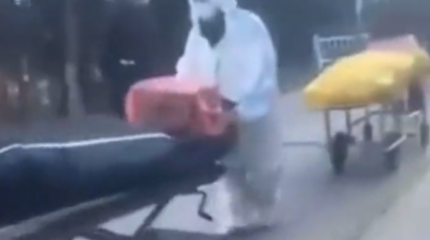 Çin’de alarmın rengi kırmızıya döndü! Sıra sıra dizilen ceset torbaları upuzun tabut kuyrukları oluşturdu.. Sıranın sonu gözükmedi