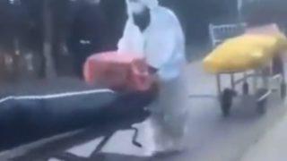 Çin’de alarmın rengi kırmızıya döndü! Sıra sıra dizilen ceset torbaları upuzun tabut kuyrukları oluşturdu.. Sıranın sonu gözükmedi