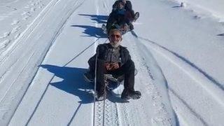 70 yaşındaki İsmail dedenin karda kızak keyfi izleyenleri gülümsetti