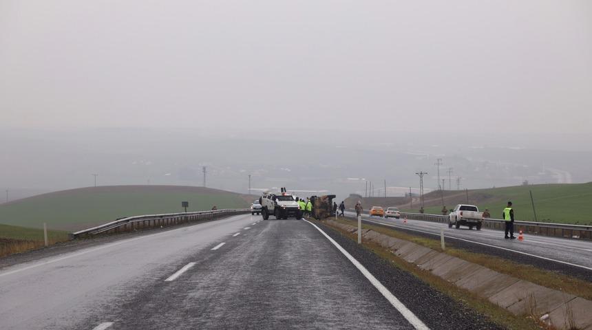 Diyarbakır'da askeri ara&ccedil; devrildi, 6 asker yaralandı