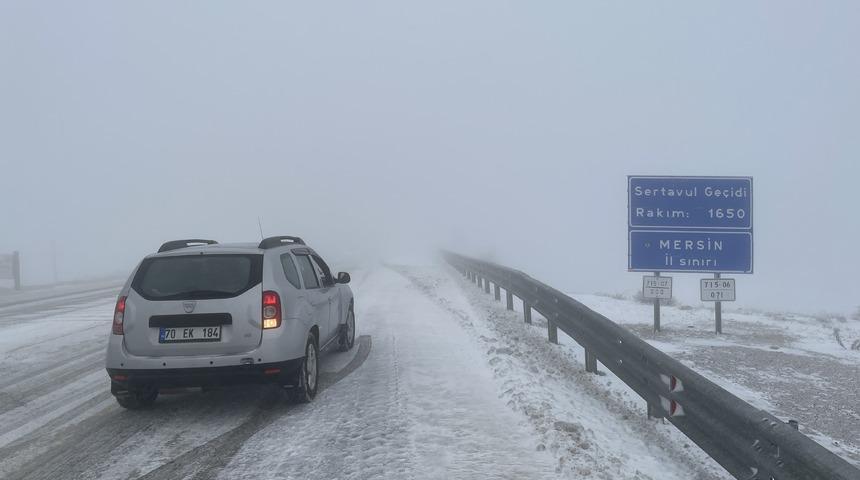 Karaman-Mersin kara yolunda kar yağışı ve sis etkili oluyor