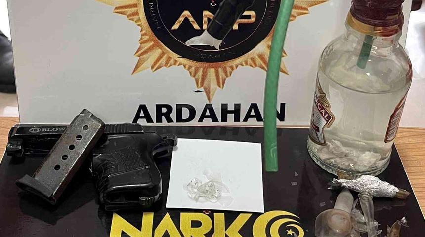 Ardahan&rsquo;da zehir taciri 9 kişi yakalandı