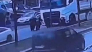 Kahreden kaza kamerada! Hareket eden tır, yaşlı çifti birbirinden kopardı