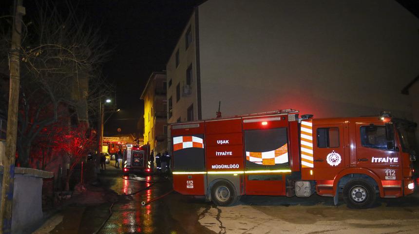 Uşak'taki ev yangınında 1'i çocuk 3 kişi dumandan etkilendi