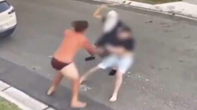 Sokak ortasında yarı çıplak kovalamaca! Hırsızların evine girmeye çalıştığını fark eden adam iç çamaşırıyla dışarı fırladı