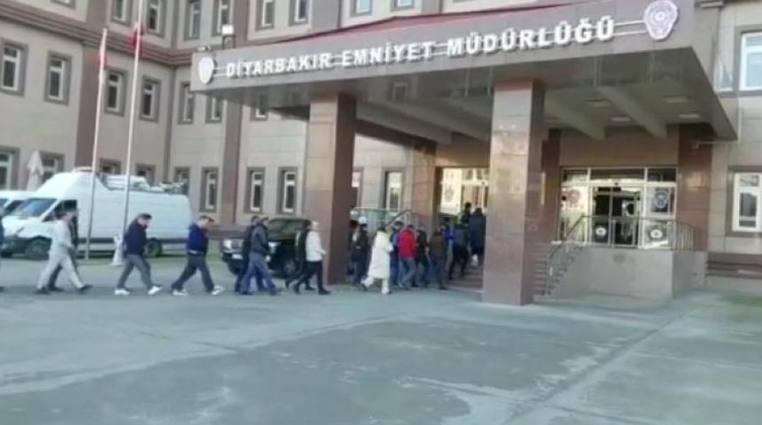 "Saklamba&ccedil; Operasyonu"nda g&ouml;zaltına alınan 11 ş&uuml;pheliden 10&rsquo;u tutuklandı