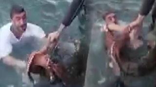 Denize girip elleriyle yakaladı! Görenler şaşkına döndü