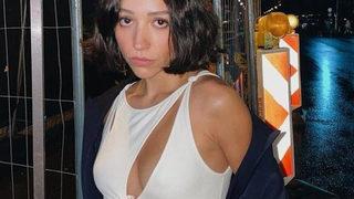 Omurga kemiklerini kırmıştı! Zeynep Bastık evden çıkamayınca zarar etti! Yatak pozları olay oldu