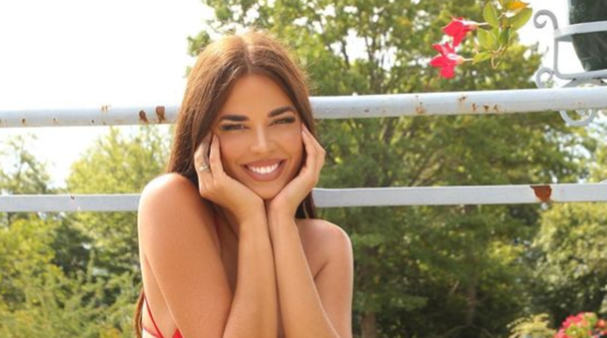 Dünya Kupasına damga vuran, eski Hırvatistan güzeli Ivana Knöll sosyal medyada nefesleri kesti... Derin bacak ve sırt dekolteli elbisesi olay oldu