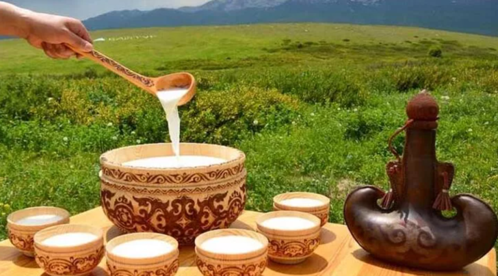 Türk kültürünün geleneksel bir içeceği olan ve günümüzde de Orta Asya bozkırlarında hâlâ tüketilen içeceğin adı nedir?