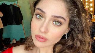 Cemre Baysel süper minili pozuyla bakana yeniden baktırdı