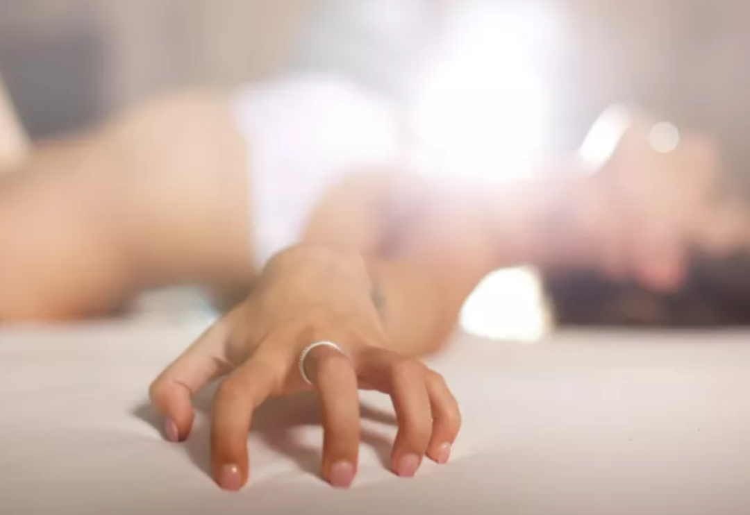 Aklınız hayaliniz şaşar! Psikolog 3 adımda en iyi yalnız seksi yaşamanızın yolunu paylaştı