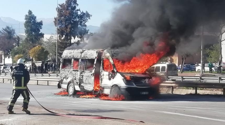 Antalya'da seyir halindeyken alev alan minibüs kullanılamaz hale geldi