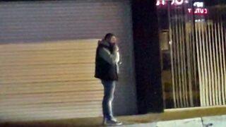 Sokak ortasında kucağındaki yavruya eziyet etti! Antalya'da tepki çeken görüntüler: Kaçtıktan sonra da devam etti