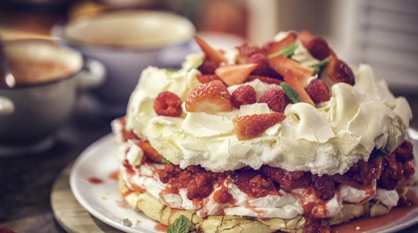 Pavlova nedir, nasıl yapılır? Zuhal Topal'la Yemekteyiz pavlova tatlısı malzemeleri ve tarifi!