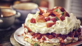 Pavlova nedir, nasıl yapılır? Zuhal Topal'la Yemekteyiz pavlova tatlısı malzemeleri ve tarifi!