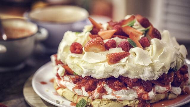 Pavlova nedir, nasıl yapılır? Zuhal Topal'la Yemekteyiz pavlova tatlısı malzemeleri ve tarifi!